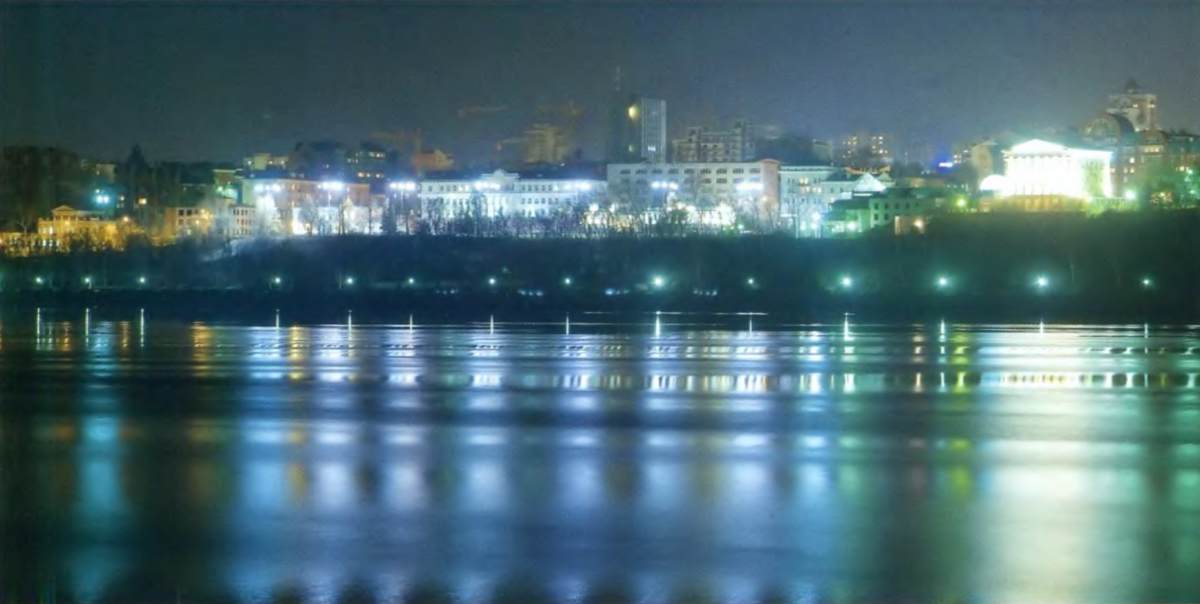 Ночная панорама набережной города Перми