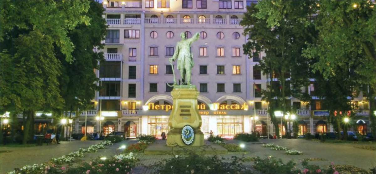 Памятник Петру Первому в центре Воронежа